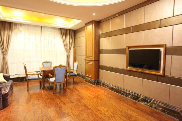 摘要：天胜棋牌酒店位于湖南省长沙市岳麓区芙蓉中路中国银行正对面，是一家集娱乐休闲、设施齐全的4星级酒店